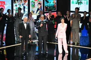 ▲李安（左起）、李屏賓、張艾嘉3重量級電影人，為典禮揭開序幕，後方是眾多電影大咖。（圖／金馬執委會）