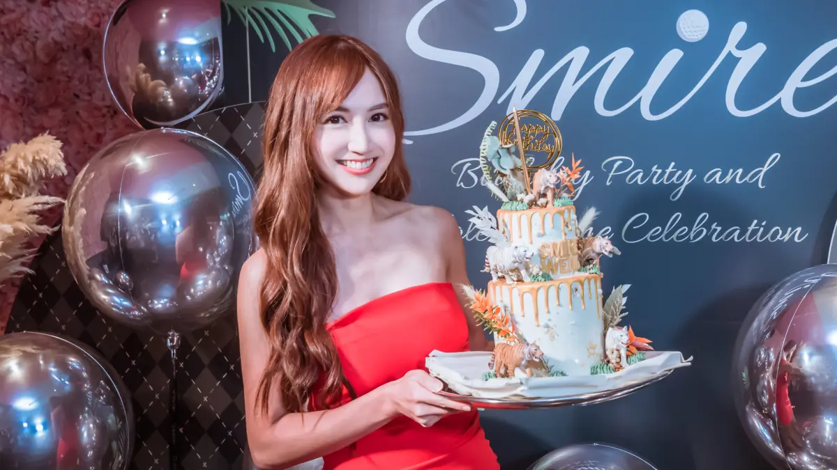 ▲有「台大五姬」之稱的翁滋蔓，今（16）日竟遭爆謊報年齡，在飯局稱自己32歲，一查之下才得知已38歲。而她與千億男友婚姻卡關的原因也曝光，似乎是因曾被拍到當街互摸照，而讓長輩丟臉。（圖／翁滋蔓 Smire Tzymann FB）