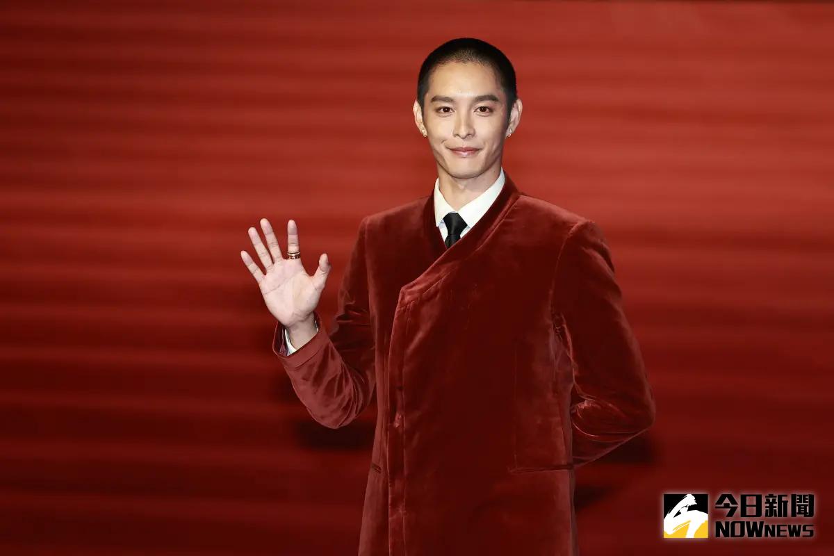 ▲曹佑寧金馬紅毯主持失常，舉麥克風擋住林青霞。（圖／NOWnews攝影中心）