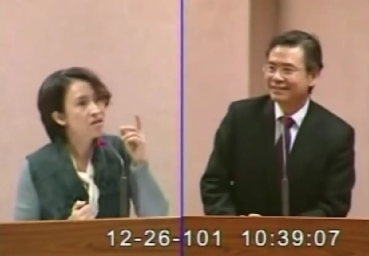 ▲蕭美琴11年前質詢時任駐美代表金溥聰影片曝光，蕭美琴坦言有些後悔，認為沒有必要用為難別人的方式來呈現自己。（圖／翻攝自蕭美琴YouTube）