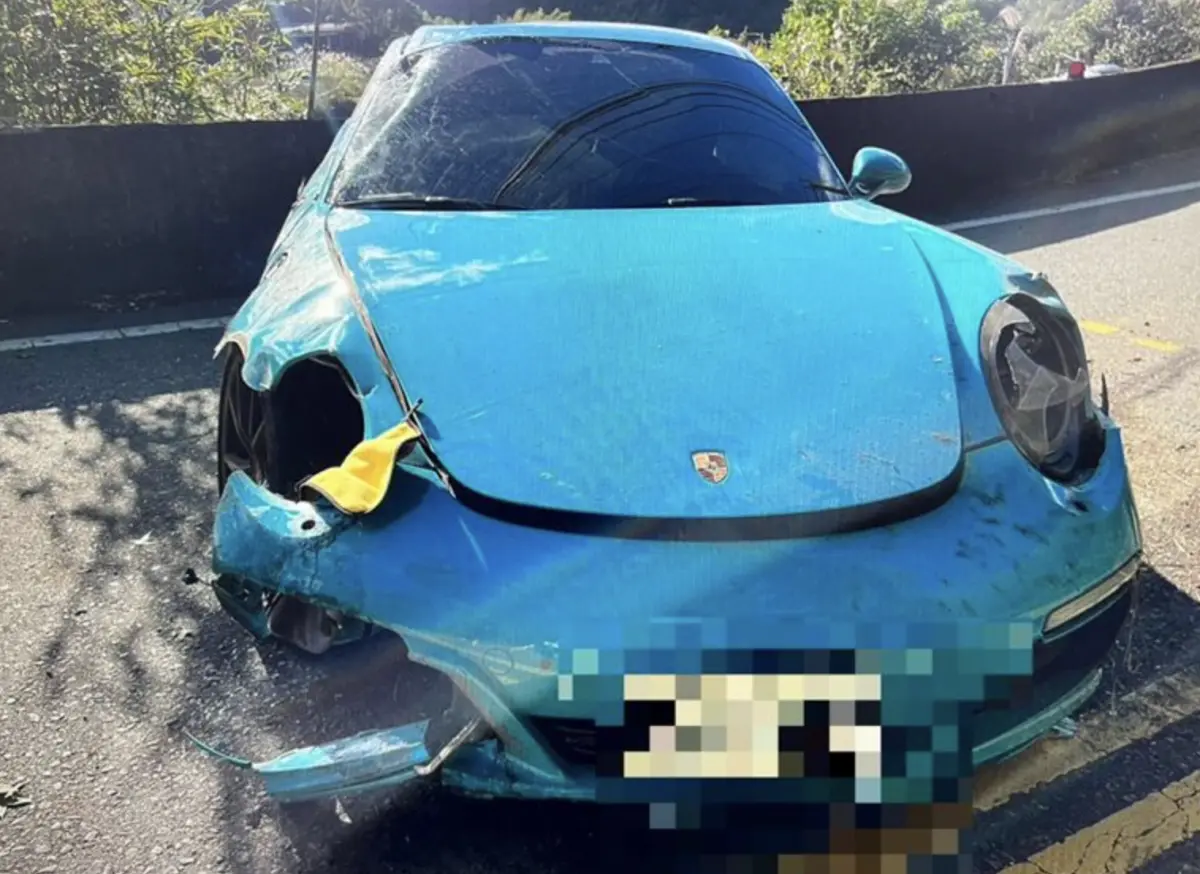 ▲今（25日）桃園市復興區台7線15.9公里，發生自撞事故，1輛亮藍色的保時捷911 GT3行經該路段時，打滑自撞山壁，整台車高速360度翻轉才停下。（圖／翻攝畫面）