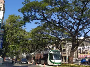 ▲輕軌列車抵達C24愛河之心站及C32凱旋公園站後，將進行車廂清車作業。（圖／高市府捷運局提供）