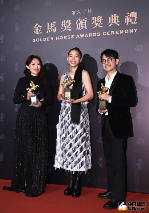 洪佩瑜(中)奪下金馬獎「最佳原創電影歌曲」。右為陳建騏。(圖/NOWnews攝影中心) ▲洪佩瑜(中)奪下金馬獎「最佳原創電影歌曲」。右為陳建騏。(圖/NOWnews攝影中心)