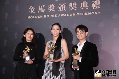 洪佩瑜(中)奪下金馬獎「最佳原創電影歌曲」。右為陳建騏。(圖/NOWnews攝影中心) ▲洪佩瑜(中)奪下金馬獎「最佳原創電影歌曲」。右為陳建騏。(圖/NOWnews攝影中心)