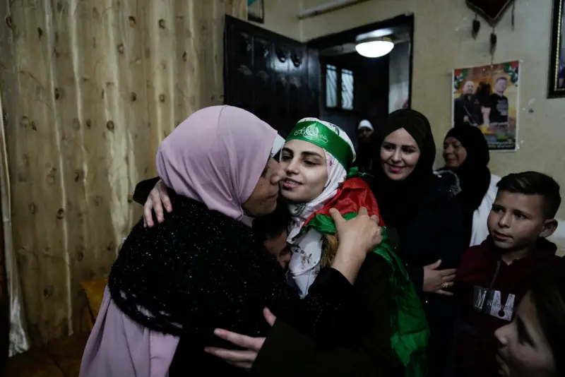 ▲巴勒斯坦武裝團體「哈瑪斯」今天宣布，已決定推遲原定今天進行的第二輪人質釋放。圖為先前獲釋的巴勒斯坦人回到家中與親人團聚。（圖／美聯社／達志影像）