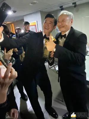 ▲金馬獎新科影帝吳慷仁(左)在後台與李安導演開心合照。(圖/記者黃雅琪攝影) ▲金馬獎新科影帝吳慷仁(左)在後台與李安導演開心合照。(圖/記者黃雅琪攝影)