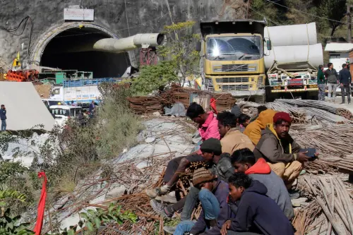 受困隧道17天！印度41名工人終於獲救　躺在擔架上被運出
