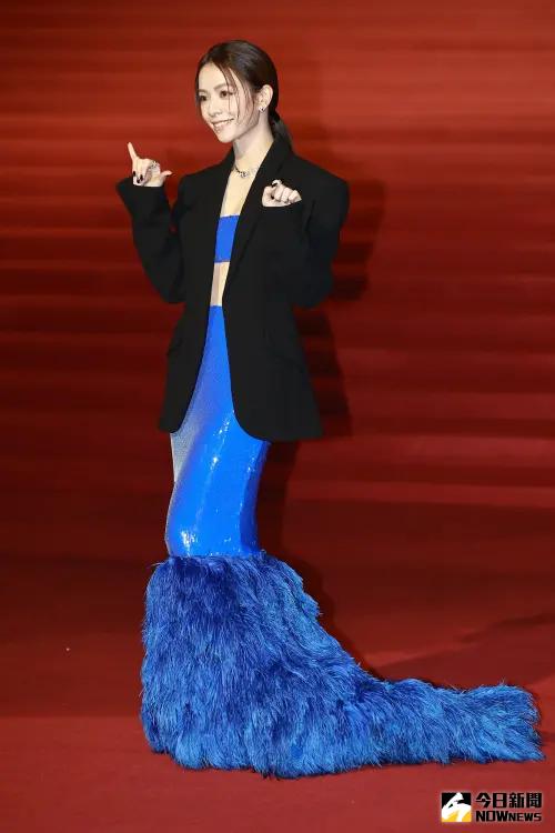 ▲宋芸樺禮服披上西裝,個人意見形容像「正式的防靜電雞毛撢子」。(圖/NOWnews攝影中心) ▲宋芸樺禮服披上西裝,個人意見形容像「正式的防靜電雞毛撢子」。(圖/NOWnews攝影中心)