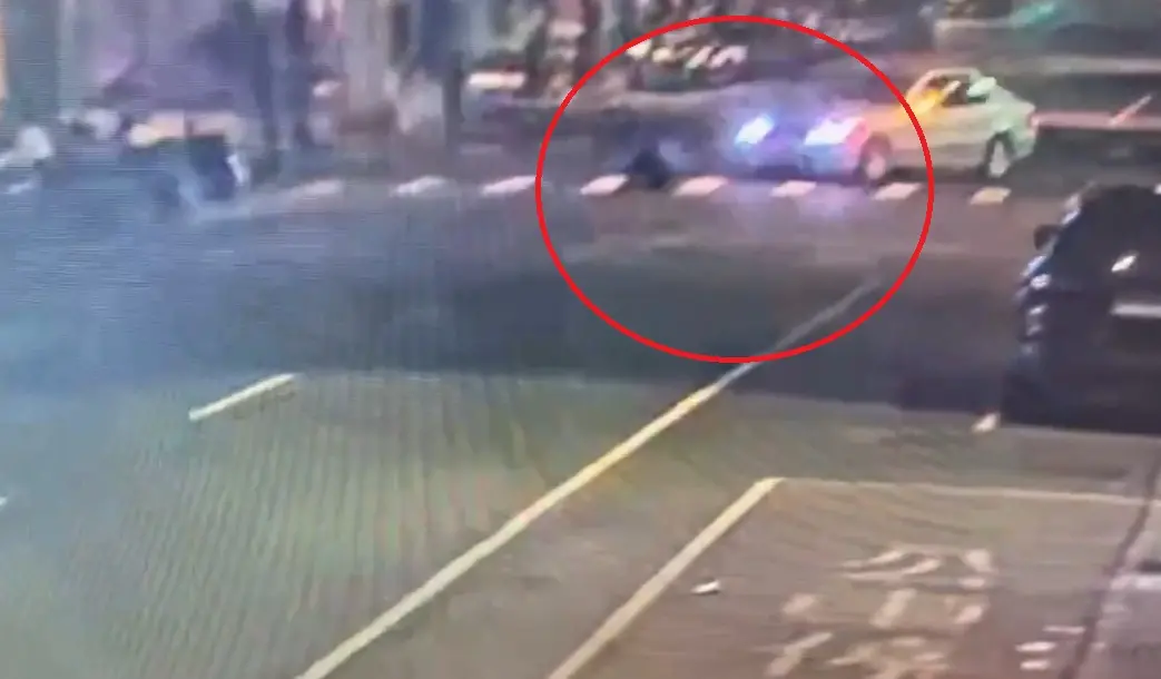 ▲26日凌晨，北市中正區中華路二段，發生一起死亡車禍，40多歲的徐姓男子，駕駛賓士轎車要駛往中華路，楊姓男子當時疑酒醉坐臥在行人穿越道上，遭徐男反應不及當場輾過，楊男傷勢嚴重送醫宣告不治。（圖／翻攝畫面）