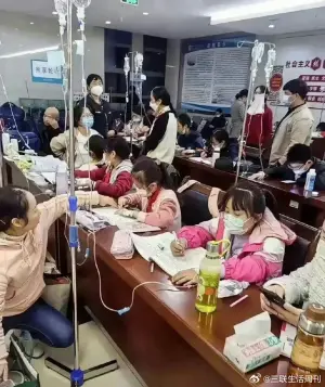 生病不忘拚課業！中國爆多重流感　大量兒童染病「吊點滴做作業」

