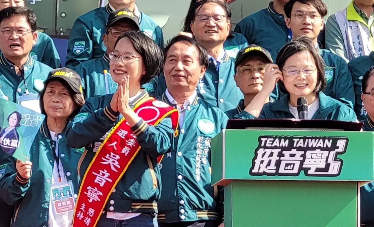 ▲彰化二林的海風強勁，總統蔡英文致詞時不斷撥頭髮。（圖／吳音寧競總提供，2023.11.26）