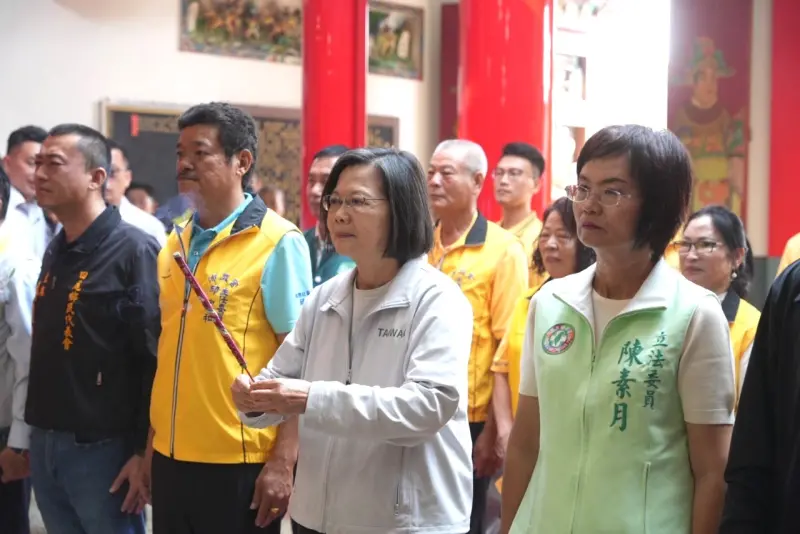 ▲蔡英文由陳素月陪同到田尾沛霖宮參香祈福。(圖/陳素月競總提供,2023.11.26)