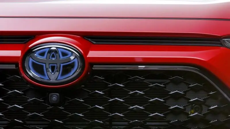 ▲Toyota 旗下的 Hybrid 油電車款藍色光環 T 字廠徽將走入歷史，將改以藍點取代。（圖／Toyota提供）