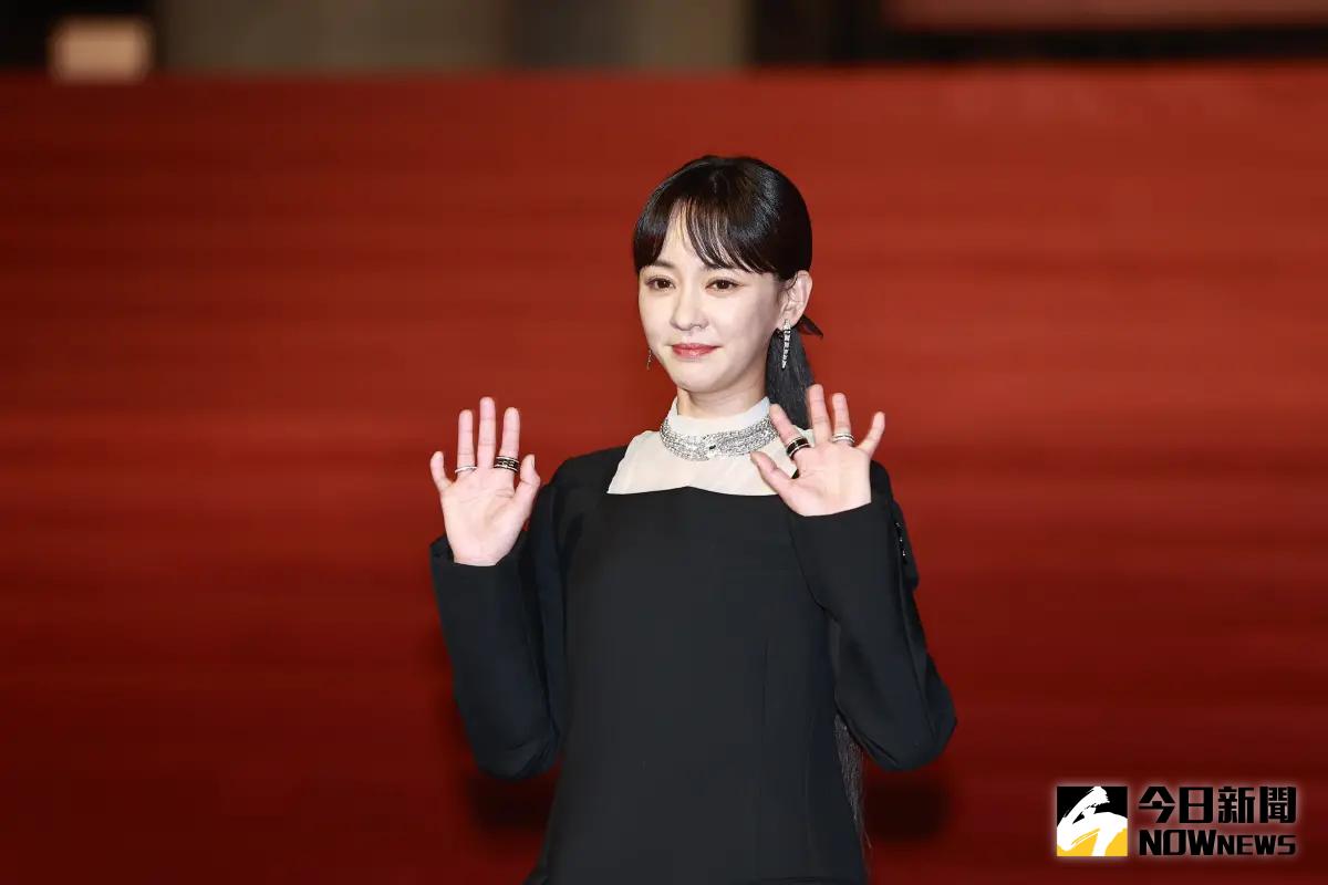 ▲金馬60陳意涵紅毯受訪時，劉俊謙大笑，被陳意涵賞一巴掌。（圖／NOWnews攝影中心）