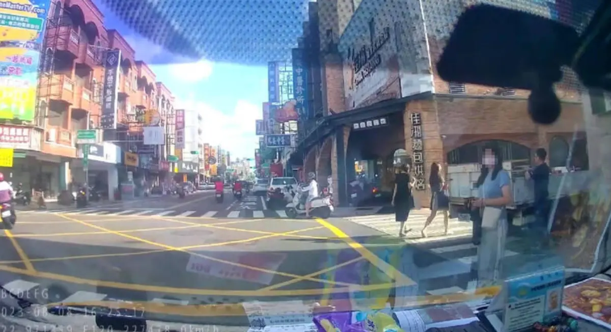 ▲台南一名計程車司機禮讓行人13秒後，見行人沒有要過馬路於是放心起步離開，結果被員警攔下開單，讓他感到很無辜。（圖/爆怨公社）