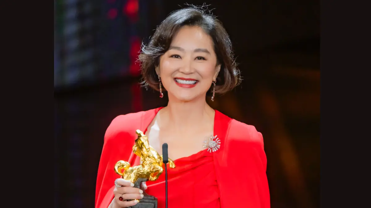 ▲2023第60屆金馬獎「終身成就獎」頒給69歲林青霞，「最美東方不敗」返台領獎行頭不靠贊助，佩戴總重近18克拉的「紅寶石鴿子蛋」，全為林青霞私人收藏，真正「自帶巨星光環」。（圖／Cartier卡地亞提供）