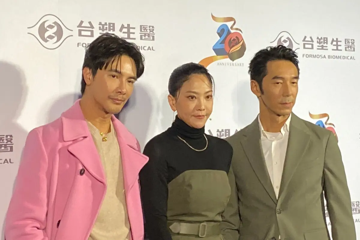 ▲台塑生醫慶祝第20周年，三位品牌大使謝佳見、吳依霖、李李仁（左起）首度齊聚。（圖／實習記者曾郁淇攝）