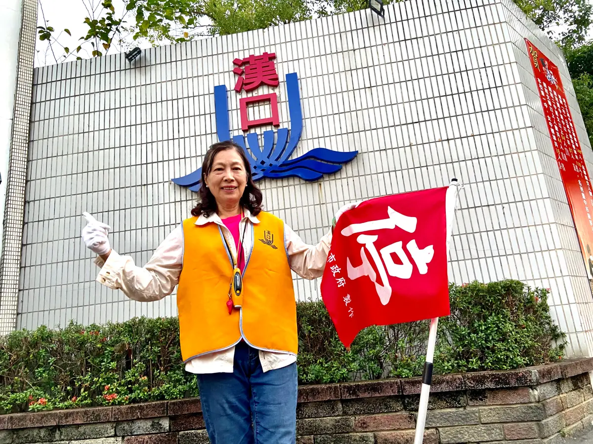 ▲中市西屯區漢口國中導護志工范蓮嬌，擔任導護志工32年，今年獲交通部頒發金安獎(圖／交通局提供2023.11.26)