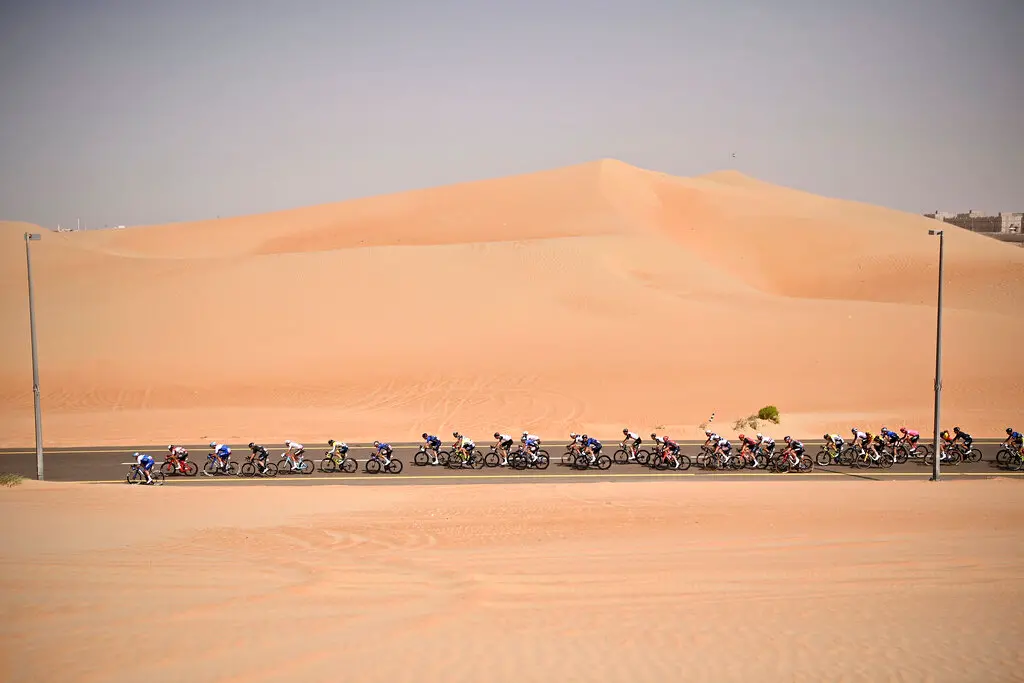 ▲中國「一帶一路」倡議正在積極轉向再生能源，圖為中國國機集團與阿拉伯聯合大公國合作的全球最大單一太陽能發電廠所在地。（圖／美聯社／達志影像）