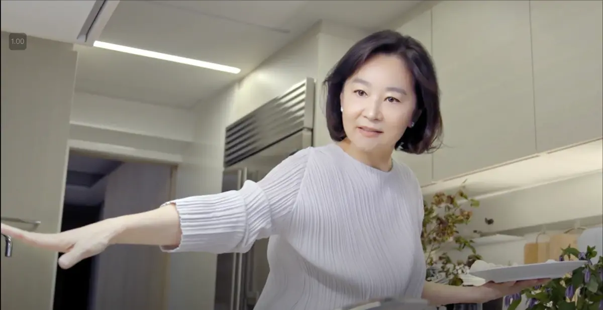 ▲林青霞在金馬致敬短片裡笑說想當餃子店老闆娘，楊力州立刻靈機一動，拍攝她在廚房下水餃。（圖／翻攝金馬獎頒獎典禮）