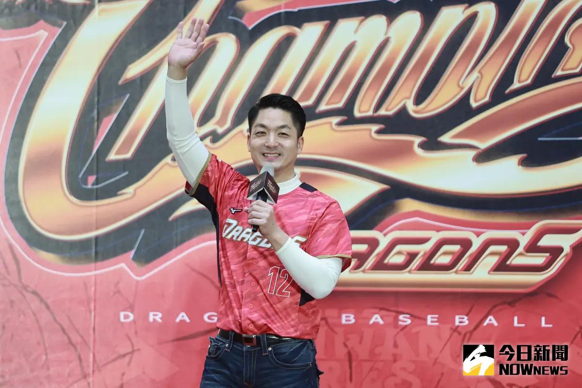 ▲味全龍封王遊行，台北市長蔣萬安到場。（圖／葉政勳攝）