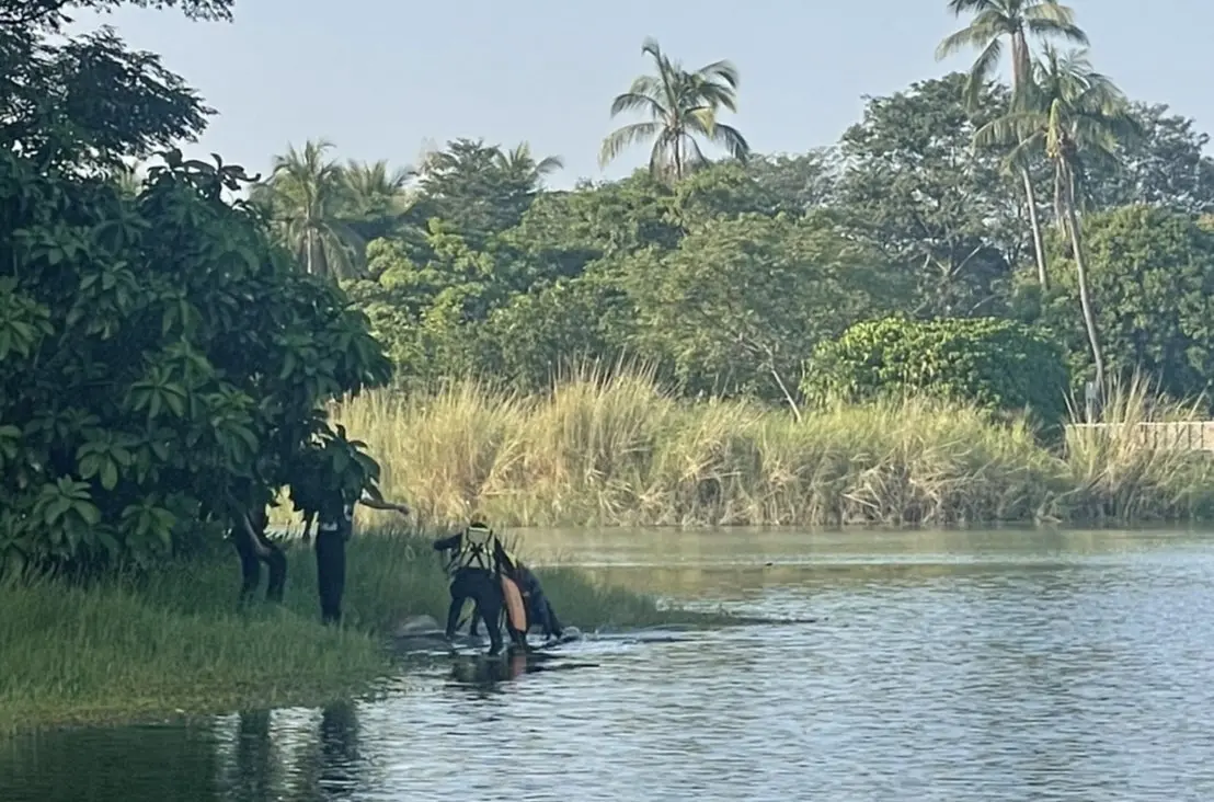 ▲一名81歲的老翁驚傳掉進高雄衛武營園區內的人工湖。（圖／翻攝畫面）