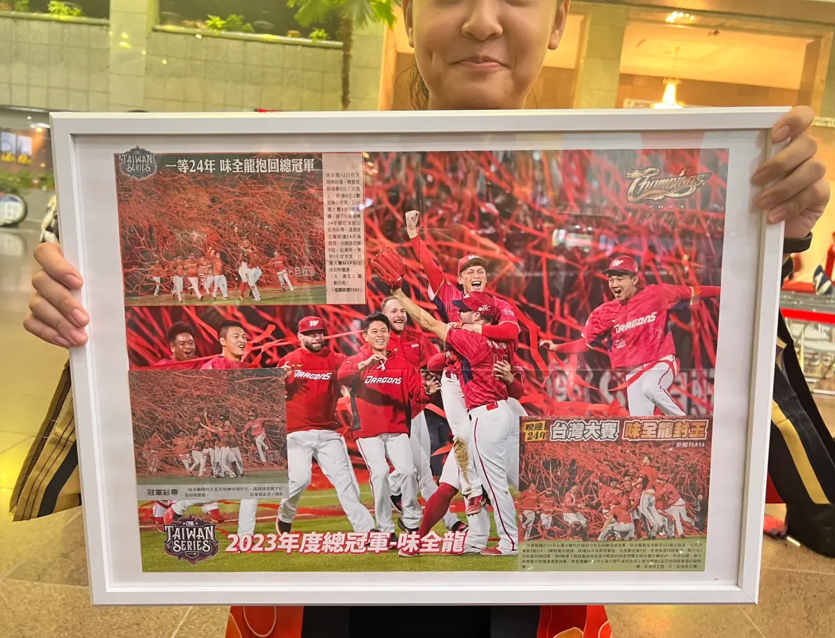 ▲味全龍封王遊行，現場人潮洶湧，球迷自制應援小物超吸睛。（圖／實習記者陳品翔攝）