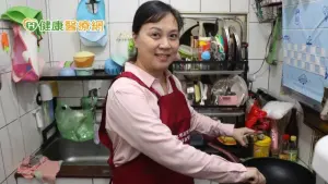 一家8口擠10坪宅！　月嫂教弱勢媽泌乳按摩、烹煮月子餐
