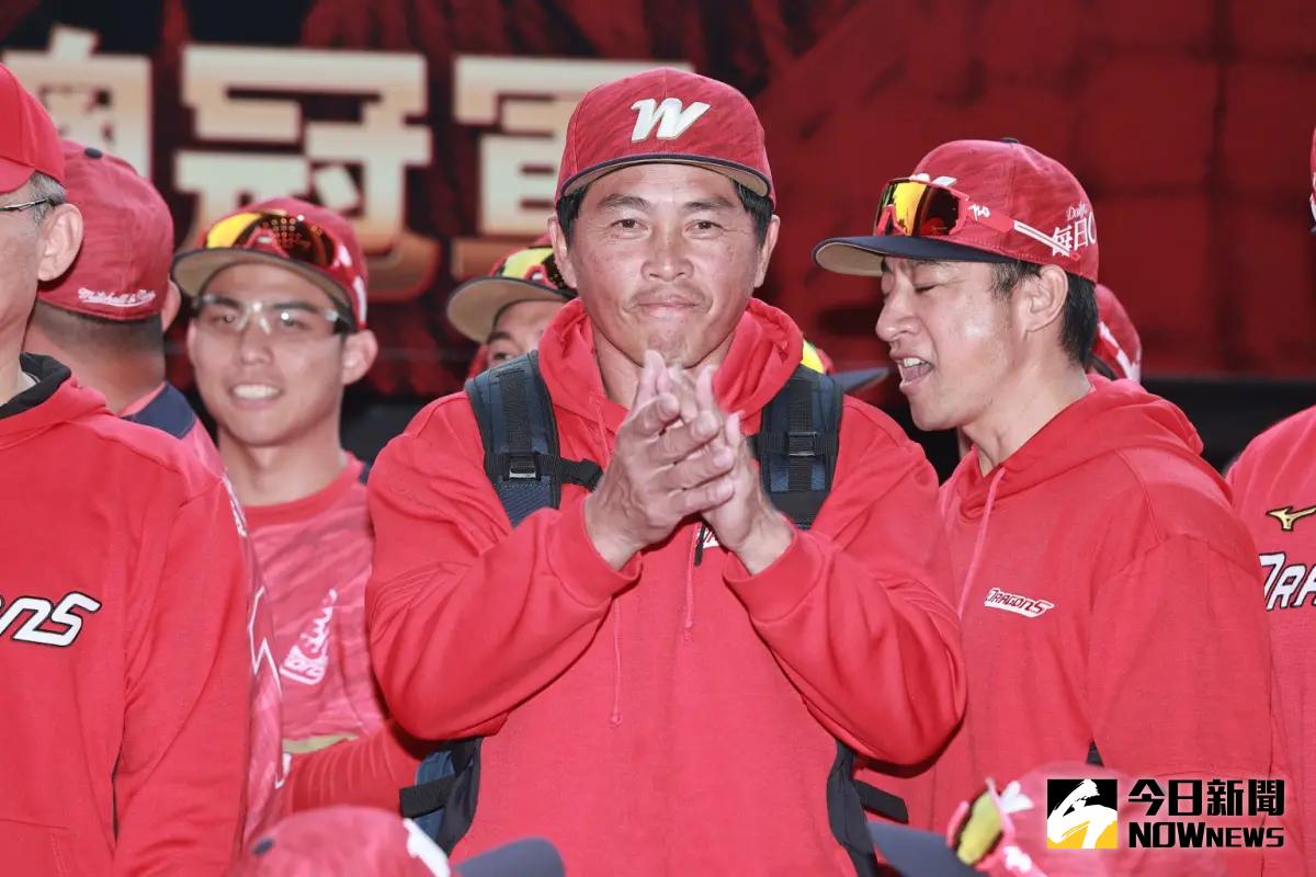 ▲中職總冠軍味全龍隊今天舉行封王遊行，葉君璋總教練也出席活動。（圖／葉政勳攝）
