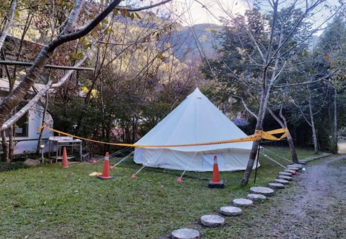 ▲羅姓母女3人昨天到尖石鄉民宿的露營區露營，疑似因為天氣太冷，在帳篷內燃燒木炭取暖，結果讓3人都一氧化碳中毒昏迷，羅母身亡。（圖／新竹縣消防局提供）