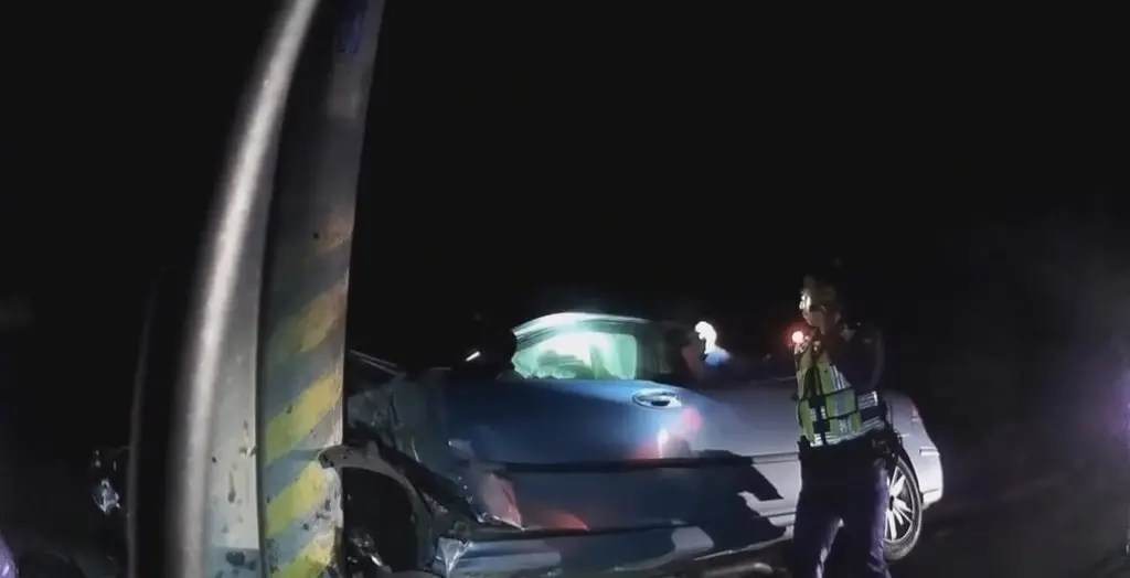 ▲新竹縣陳姓毒品通緝犯日前駕車轉彎未打方向燈，為逃避員警攔查加速逃離，結果自撞電線桿翻覆、車輛起火，警方將人救出後釐清身分，依法送辦。（圖／新竹縣警新湖分局提供）