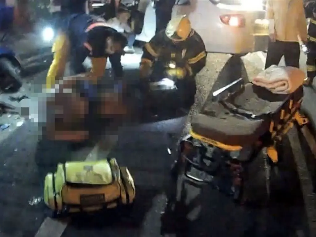 ▲葉姓男子25日深夜酒駕行經嘉義市林森東路時，失控衝撞路旁正抱著8個月大孫子的王姓男子，王男與男嬰皆重傷送醫，截至26日下午男嬰仍未脫險。（圖／翻攝畫面）