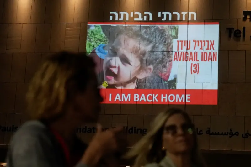 ▲4歲的以色列裔美國籍女童伊丹，被證實從哈馬斯手中獲釋，也是自以哈停火以來，首名被釋放的美國籍人質。（圖／美聯社／達志影像）