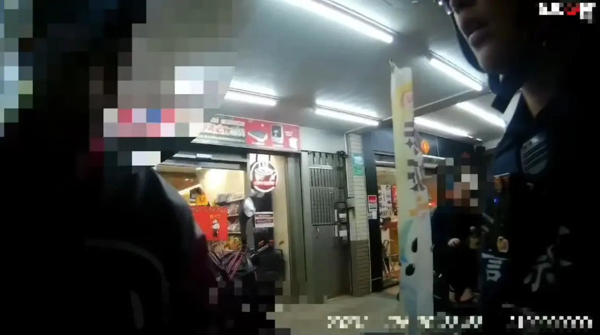 ▲26日晚間，三重警分局員警執行勤務，逮捕遭通緝的王姓男子，王男企圖掙脫落跑，被優勢警力壓制。（圖／翻攝畫面）