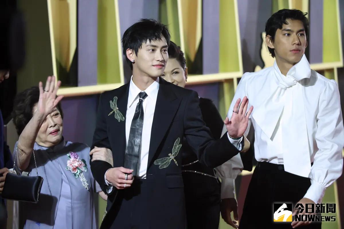 ▲84歲影后陳淑芳（左）優雅走上金馬紅毯，范少勳（中）攙扶畫面放送感動。（圖／NOWnews攝影中心）