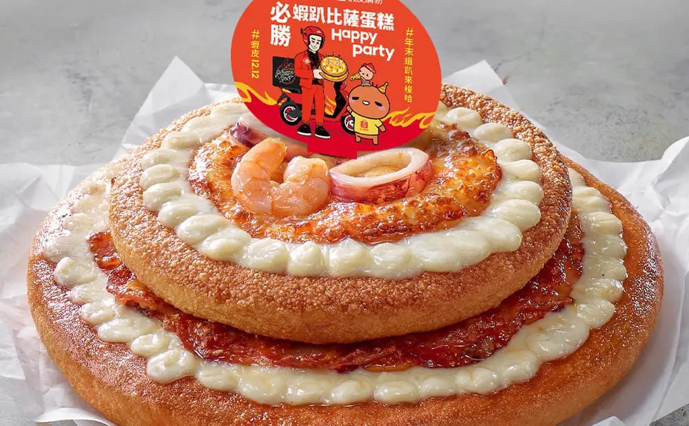 ▲必勝客又玩食物！聯名蝦皮購物雙12「必勝蝦趴比薩蛋糕」299元開吃雙層披薩；最新「買一送一」優惠或3個大比薩888元好康一次整理。炙烤大蝦嫩牛披薩搭配Tabasco迷你瓶曝光。（圖／必勝客提供）