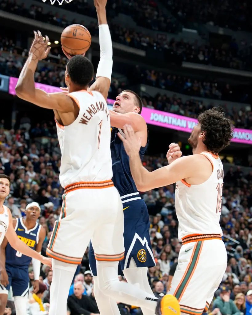 ▲Victor Wembanyama和Nikola Jokic上演精采對決，Wembanyama攻下22分、11籃板、6抄截和4阻攻，寫紀錄。（圖／美聯社／達志影像）