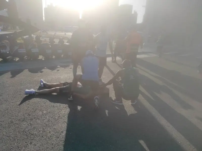 ▲2023高雄富邦馬拉松昨（26）日開跑，一名跑者在賽道上突然倒下，在兩位醫師跑者的即時幫助以及大會的緊急應變措施下救回一命。（圖／民眾提供）