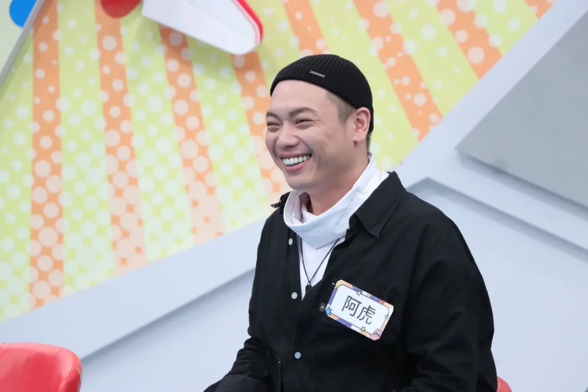 ▲阿虎因聊天被某諧星擺一道，得罪攝影師，被節目封殺了7年。吳宗憲猜到是《綜藝玩很大》，送阿虎「等死」2字。（圖／中天提供）