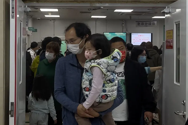 ▲中國正爆發多種呼吸道疾病，醫院人滿為患，檢測劑需求也因此激增。資料照。（圖／美聯社／達志影像）