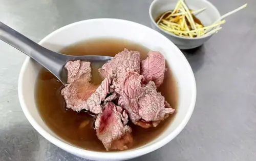 ▲台南牛肉湯因百萬網紅Cheap點評作家陳志東發文掀起風暴，許多民眾發現「台南牛肉湯不是吃黃牛！」國產乳牛公牛溫體屠宰後黃金6小時新鮮運送，一次整理溫體牛與日本A5和牛差異。（圖/米其林提供）