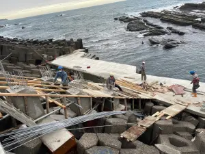 ▲基隆外木山海興游泳池整建工程，工人正趕工施作，希望盡早開放供民眾使用。（圖 ／基隆市政府產業發展處提供）