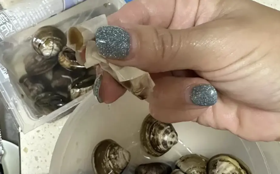 ▲有網友在冷藏蛤蜊中發現菸蒂，台北市衛生局今（28）日表示，昨天前往好市多內湖店稽查未發現不合格情形，根據追查產品來源為嘉義縣廠商，已移請嘉義縣衛生局進一步稽查，未來也會加強稽查台北市2間分店。（圖／取自臉書社團「Costco好市多 商品經驗老實說」）