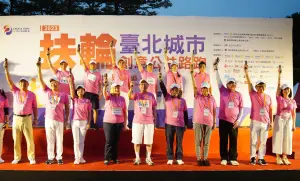 2023扶輪臺北城市創意公益路跑 逾萬人跑出活力健康 ▲HOC謝三連主委偕同2024-25國際扶輪社長當選人RIPE Stephanie Urchick、六地區總監等人共同鳴槍。(圖/主辦單位提供)