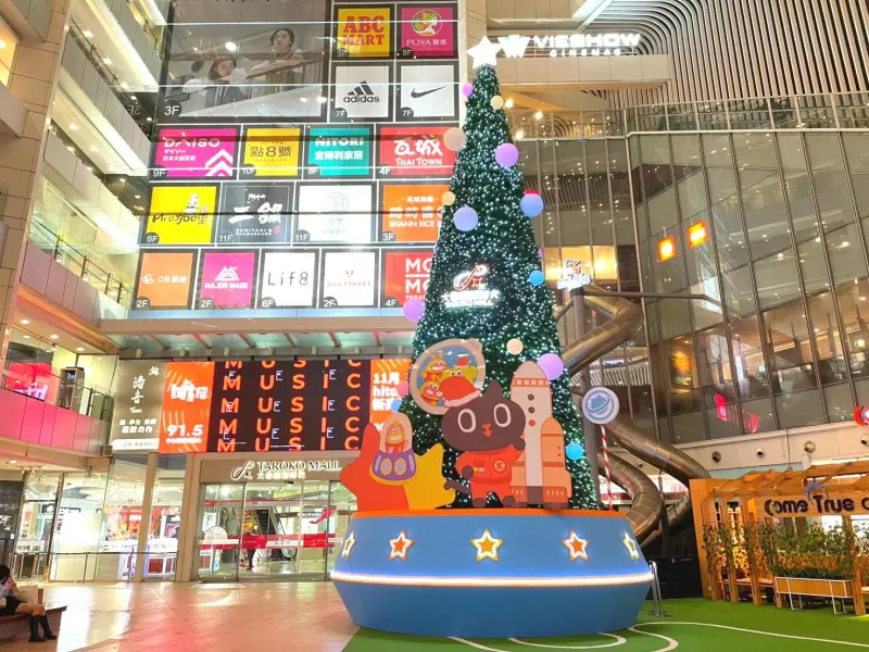 ▲迎接耶誕節，台中市大魯閣新時代購物中心打造全台首座「宇宙喵KURORO聖誕樹」，科幻童趣超吸睛。（圖／業者提供）