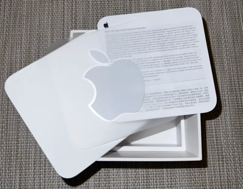 ▲每次購買蘋果商品，總是會附贈一張蘋果Logo貼紙。事實上，這是蘋果創辦人史蒂夫·賈伯斯於1977年想出的點子。（圖／記者賴禹妡攝）