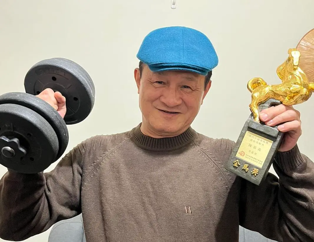 ▲陳慕義沒上過建中、高中也沒畢業就上台大，為把妹輕鬆轉進外文系，玩太瘋被二一。（圖／翻攝陳慕義臉書）