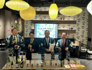 日本旅遊夯!佐渡市來台推美酒佳餚 蔦屋書店「玩味佐渡」物產展 ▲佐渡市長渡邊龍五(右二)及現場來賓推薦佐渡熱門商品。(圖/業者提供)