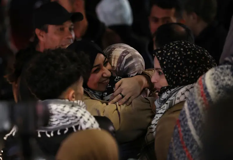 ▲以色列與哈瑪斯在加薩走廊的休戰今天進入第5天。圖為獲以色列釋放、與家人團聚的巴勒斯坦女性。（圖／美聯社／達志影像）