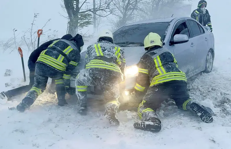 ▲烏克蘭近日遭暴風雪等惡劣天候襲擊，圖為救難人員在敖德薩協助車輛脫困。（圖／美聯社／達志影像）